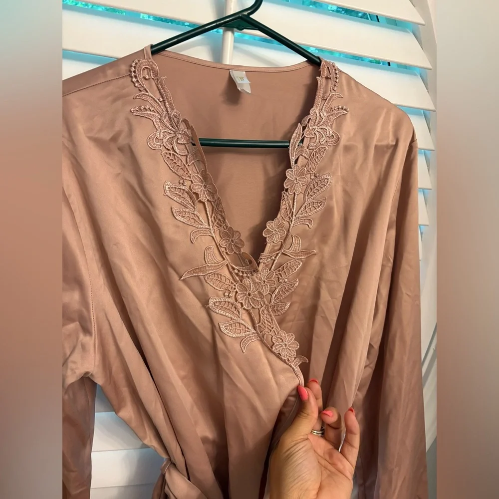 NWT Flora Nikrooz Blush Pink Satin Wrap Short Robe Women Size L/XL Sleep